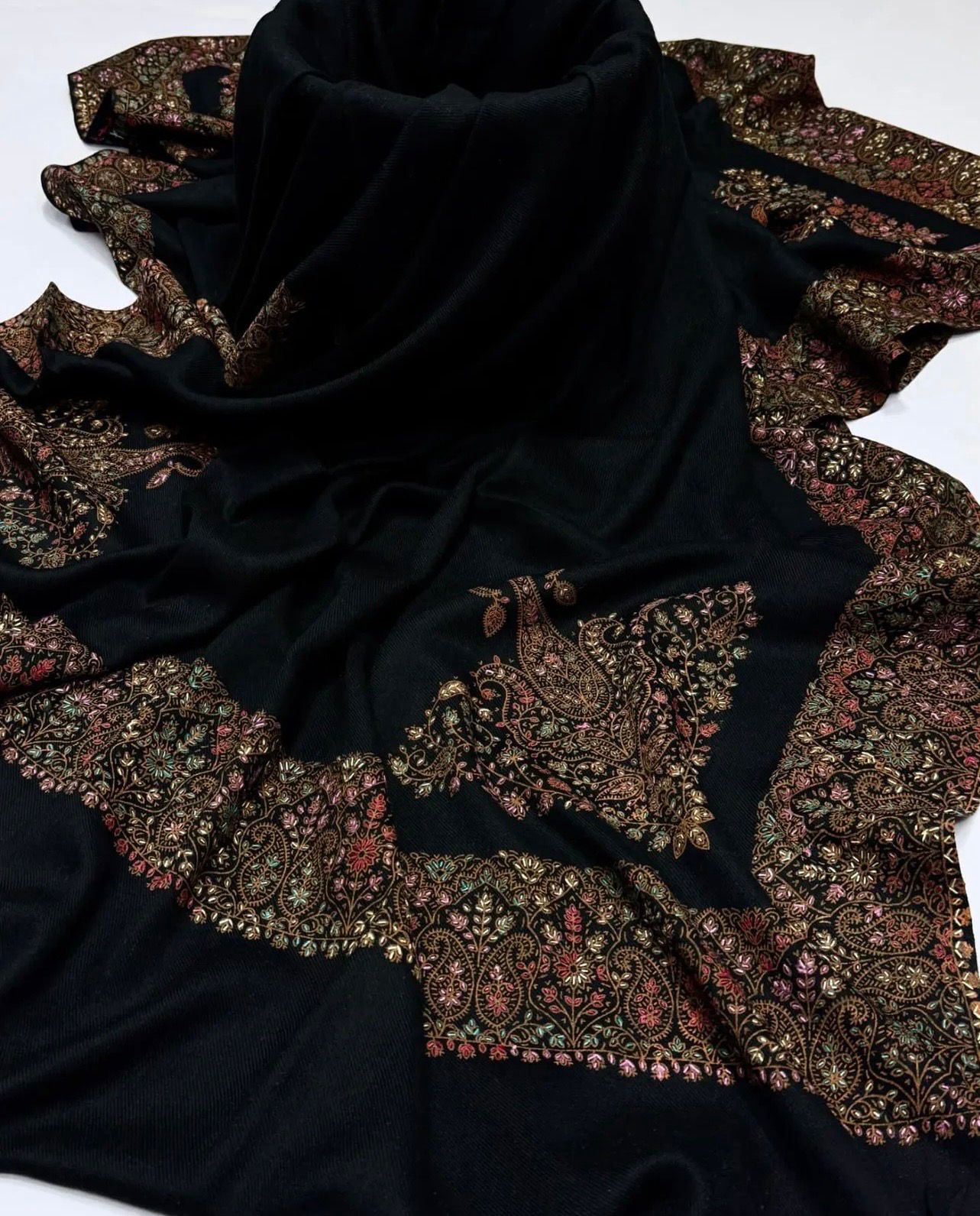 Pashmina Shawl
Elegant And Beautiful Hand Made Kashmiri Embroidery With Block Print 
Excellent Quality Pashmina
2.5 Yard length 
1.25 Yard Width
88 Inches Length 
44 Inches Width