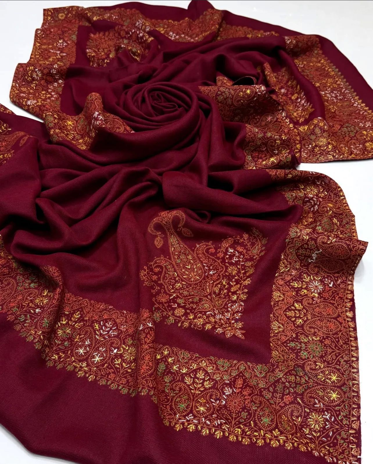 Pashmina Shawl
Elegant And Beautiful Hand Made Kashmiri Embroidery With Block Print 
Excellent Quality Pashmina
2.5 Yard length 
1.25 Yard Width
88 Inches Length 
44 Inches Width