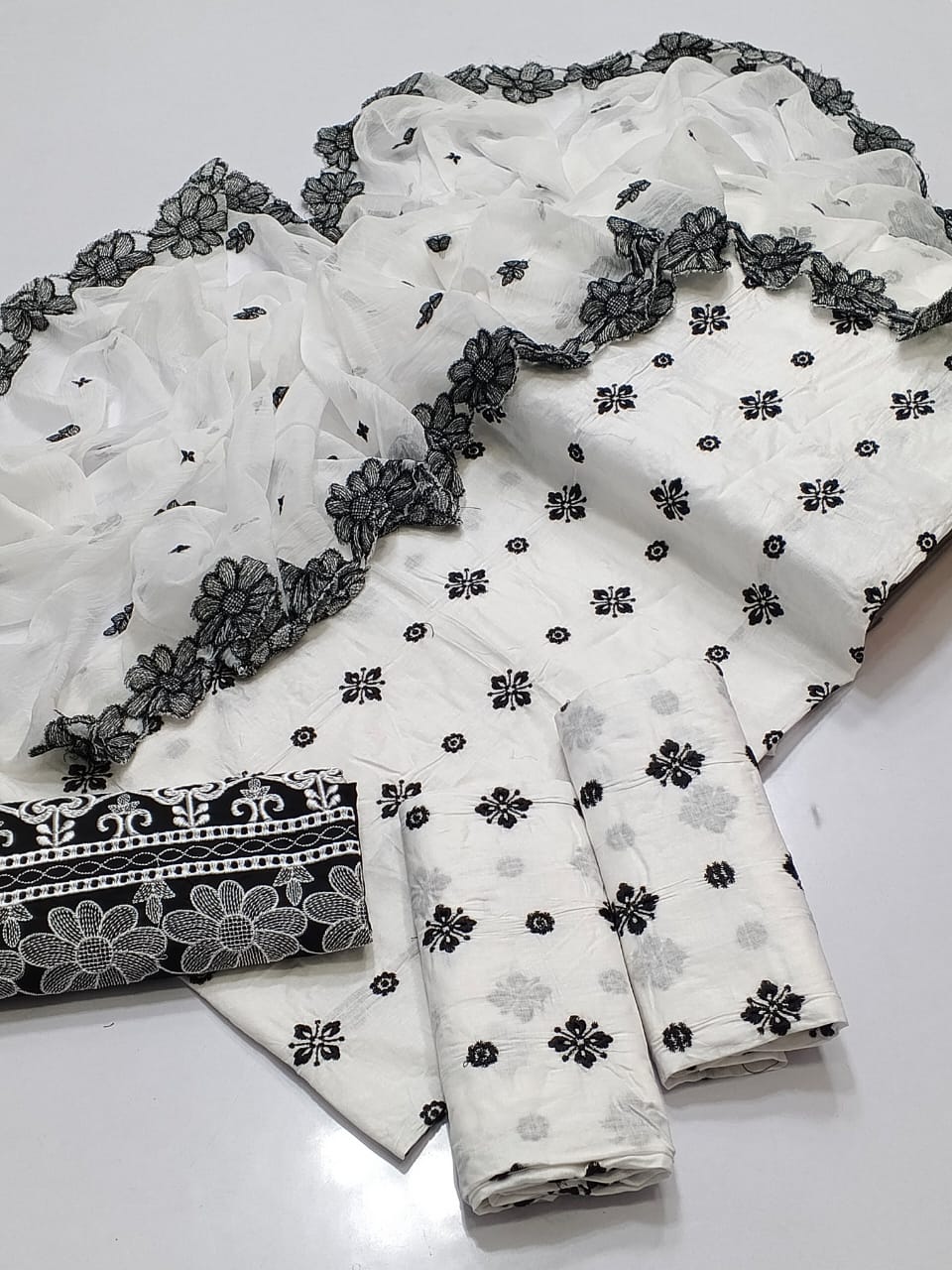 Lawn Fabric 3pc Embroidered Suit with Chiffon Dupatta – Summer 2025