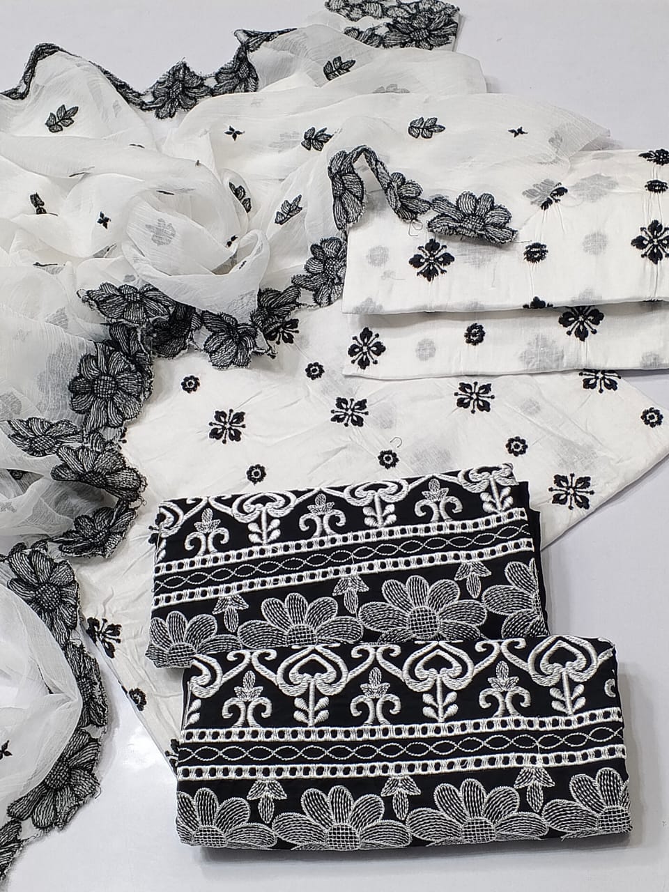Lawn Fabric 3pc Embroidered Suit with Chiffon Dupatta – Summer 2025