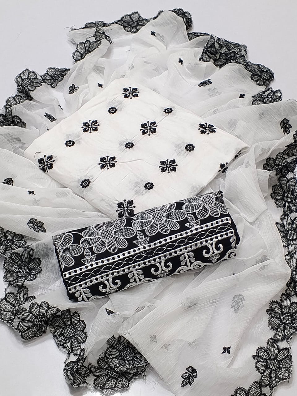 Lawn Fabric 3pc Embroidered Suit with Chiffon Dupatta – Summer 2025