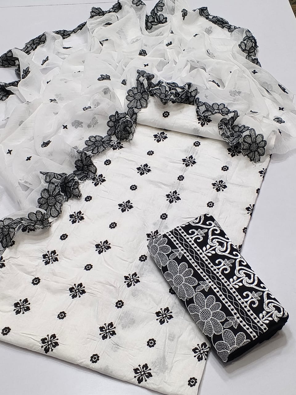 Lawn Fabric 3pc Embroidered Suit with Chiffon Dupatta – Summer 2025