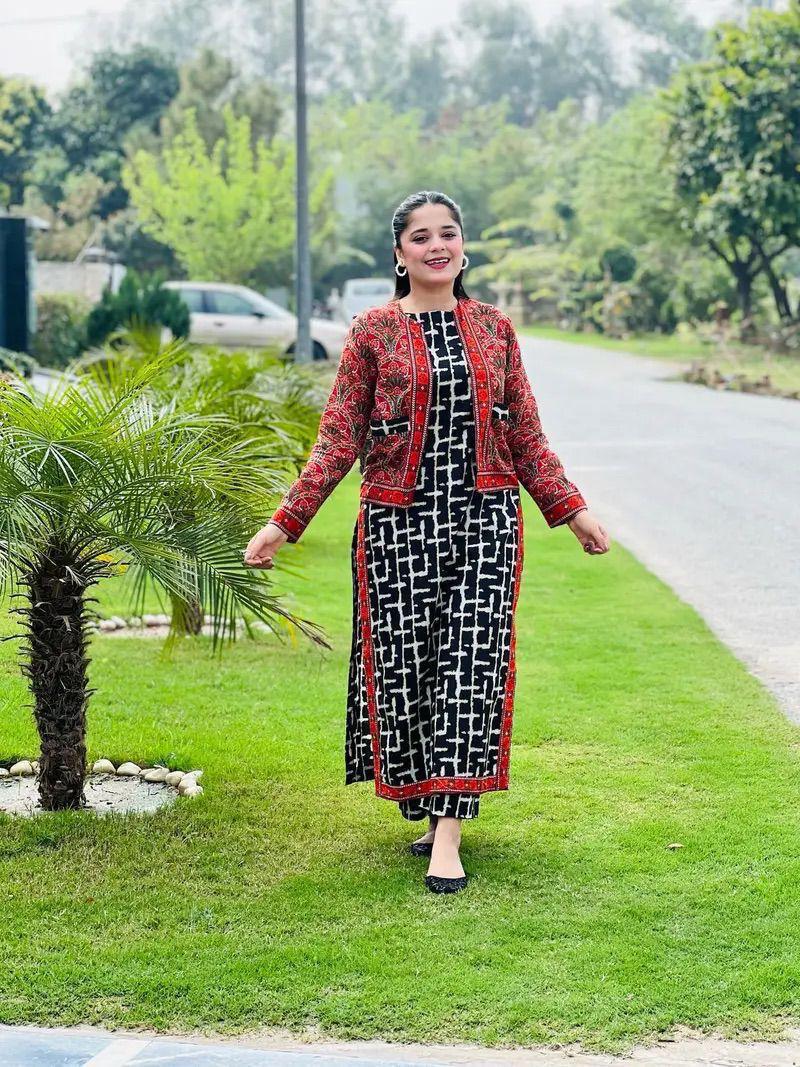 Premium Self Swiss Jacquard 3pc Digital Printed Lawn Suit – Unstitched