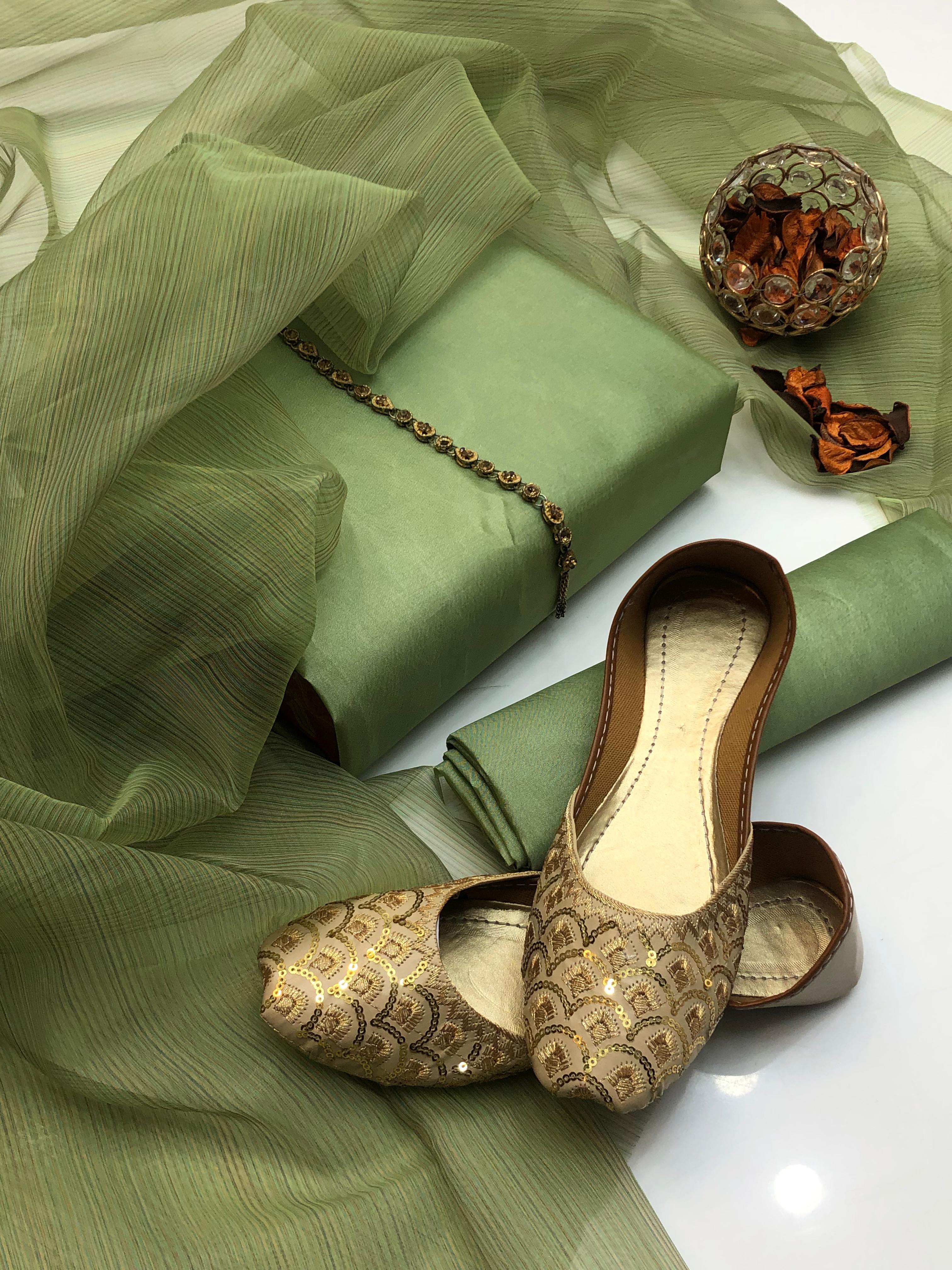 ✅Katan plan shirt
✅Organza zari border duppata 
✅Kataan silk trouser 
✅ with khusa