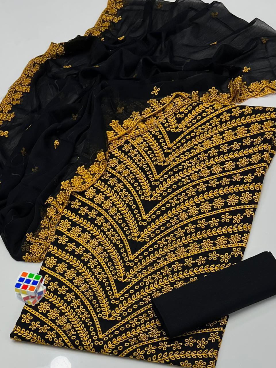 ❇️Stuff Lawn Cotton 
3pc Dress 👗 
❇️Shirt Chickenkari Boring All Over Embroidery 
❇️Dupataa Chiffon Cut Work Boring Embroidery 
❇️Plain Sleeves &  Trouser