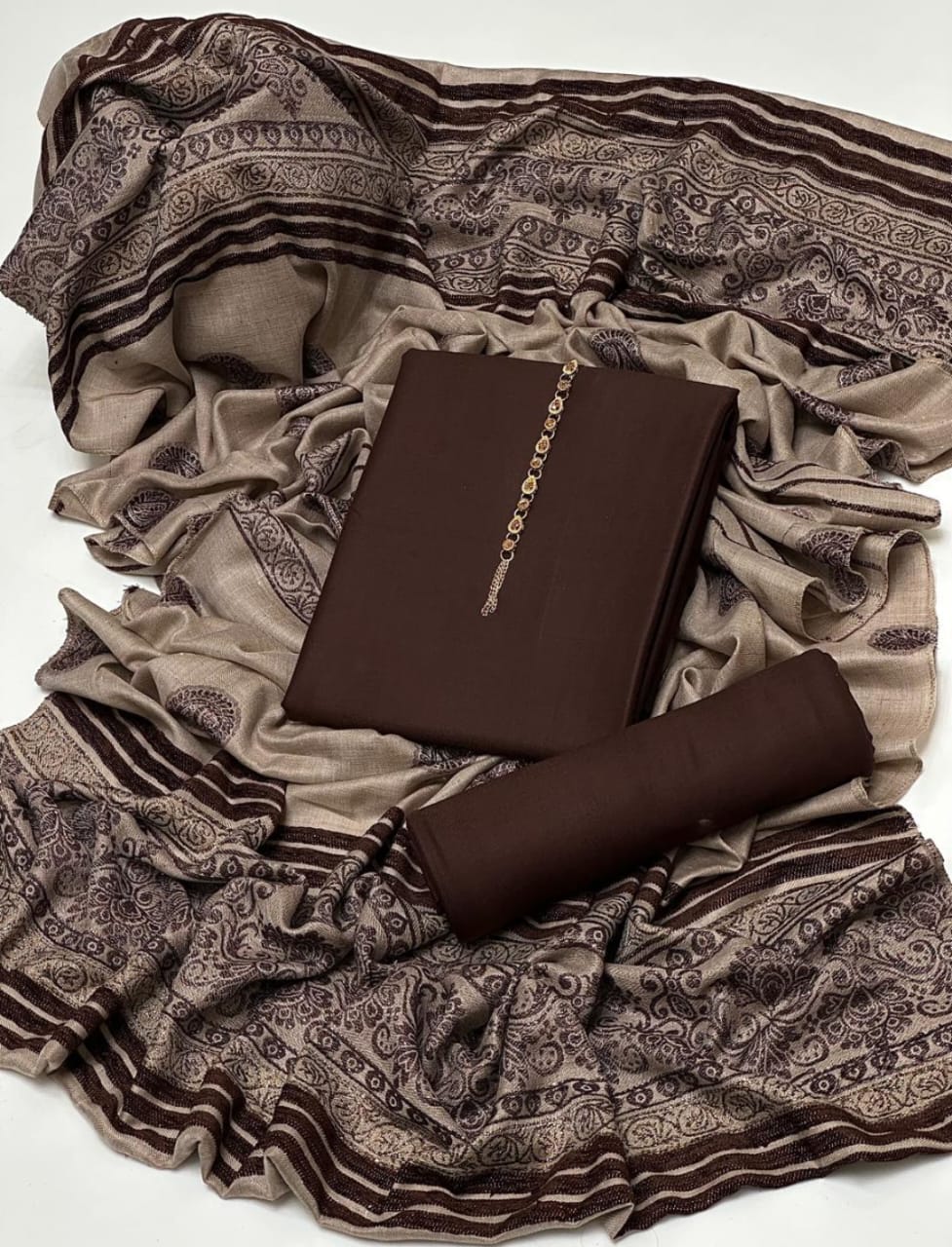 *Stuff: Marina*
Shirt & Trouser Marina plan Along...
Shawl Pashmina wool with Velvet Zari Straps work...
*✅ 3pc Suits..