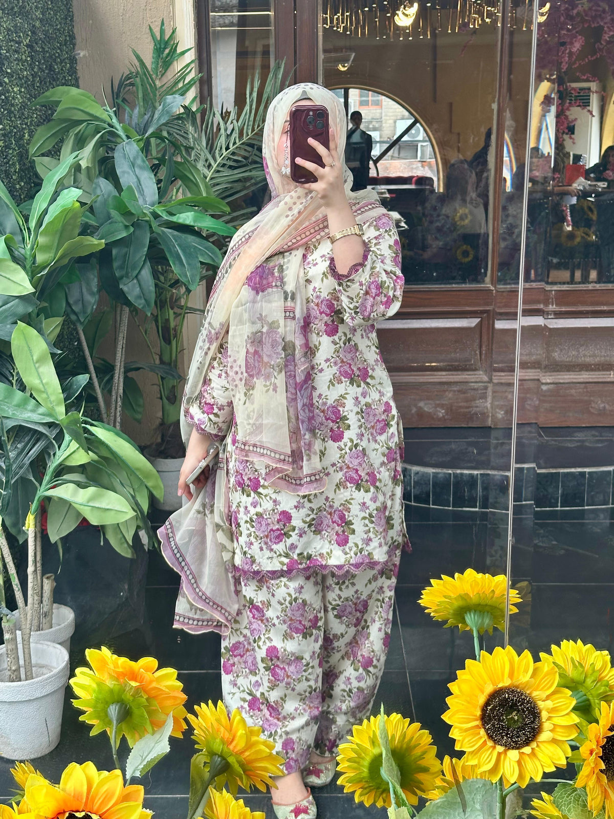 - Premium quality *SELF* swiss  jacquard lawn fabric digital printed shirt 
- Premium quality *SELf* Swiss  *JACQUARD* lawn fabric digital printed trouser
- chiffon digital printed dupatta
3pc unstitched suit 👗