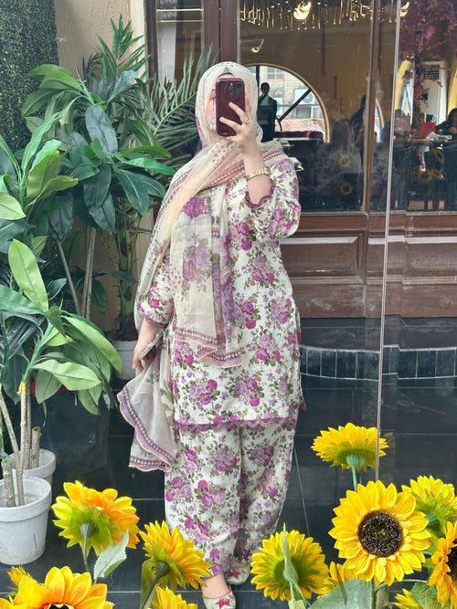 - Premium quality *SELF* swiss  jacquard lawn fabric digital printed shirt 
- Premium quality *SELf* Swiss  *JACQUARD* lawn fabric digital printed trouser
- chiffon digital printed dupatta
3pc unstitched suit 👗