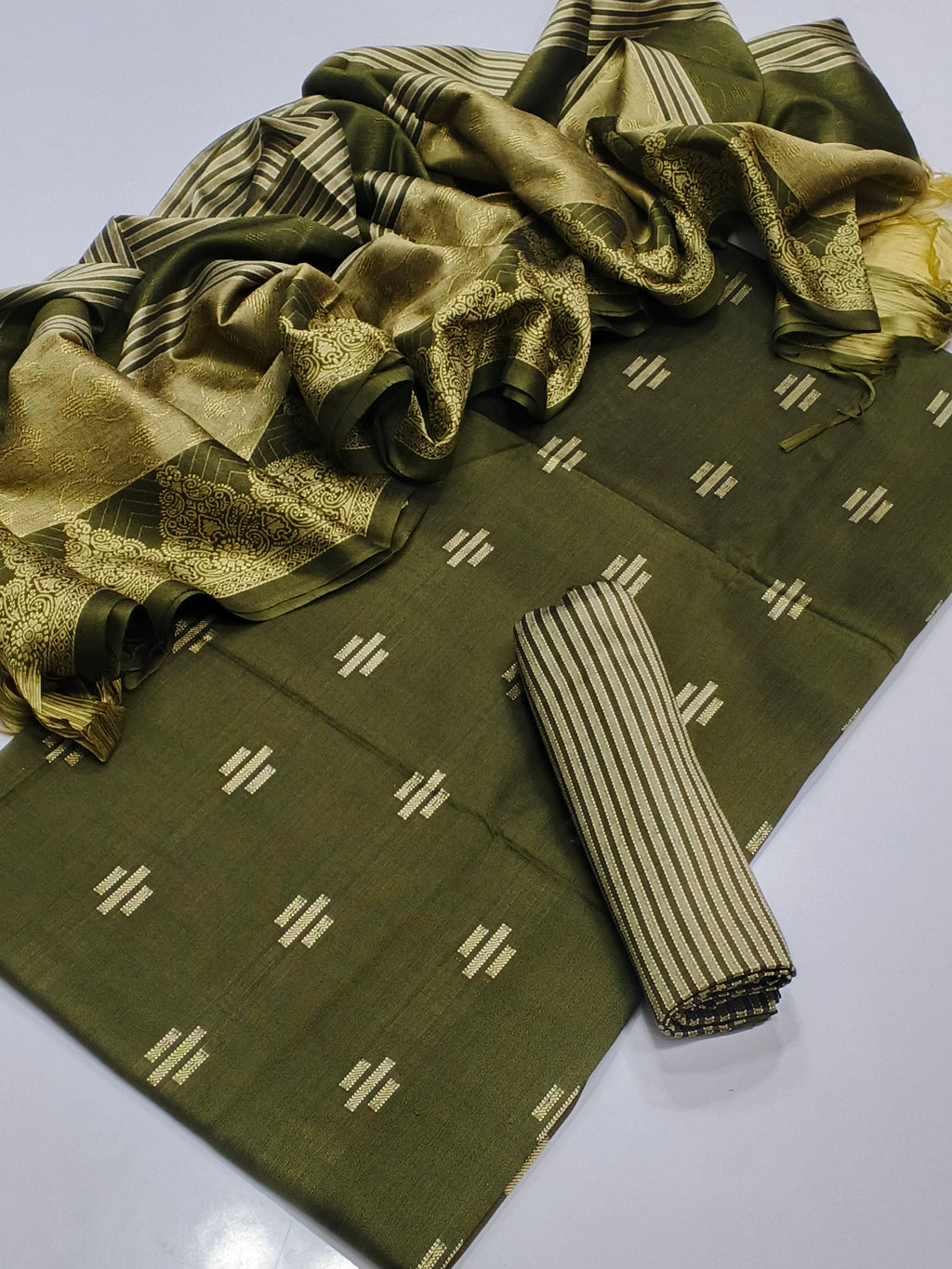 Marina Fabric Boti Shirt, jacquard boader shawl,along lining trouser 3pc Dress 👗👗
