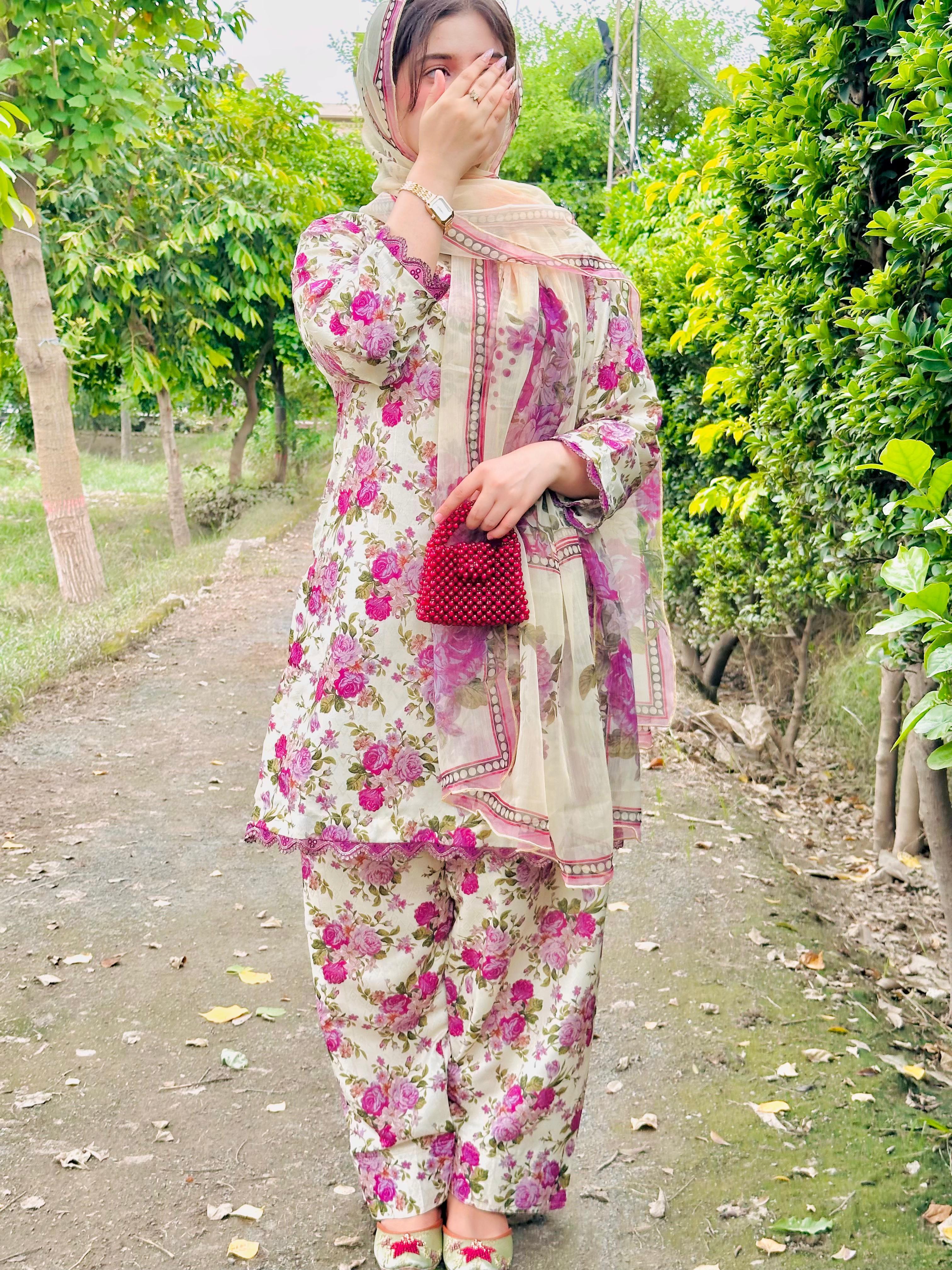 - Premium quality *SELF* swiss  jacquard lawn fabric digital printed shirt 
- Premium quality *SELf* Swiss  *JACQUARD* lawn fabric digital printed trouser
- chiffon digital printed dupatta
3pc unstitched suit 👗