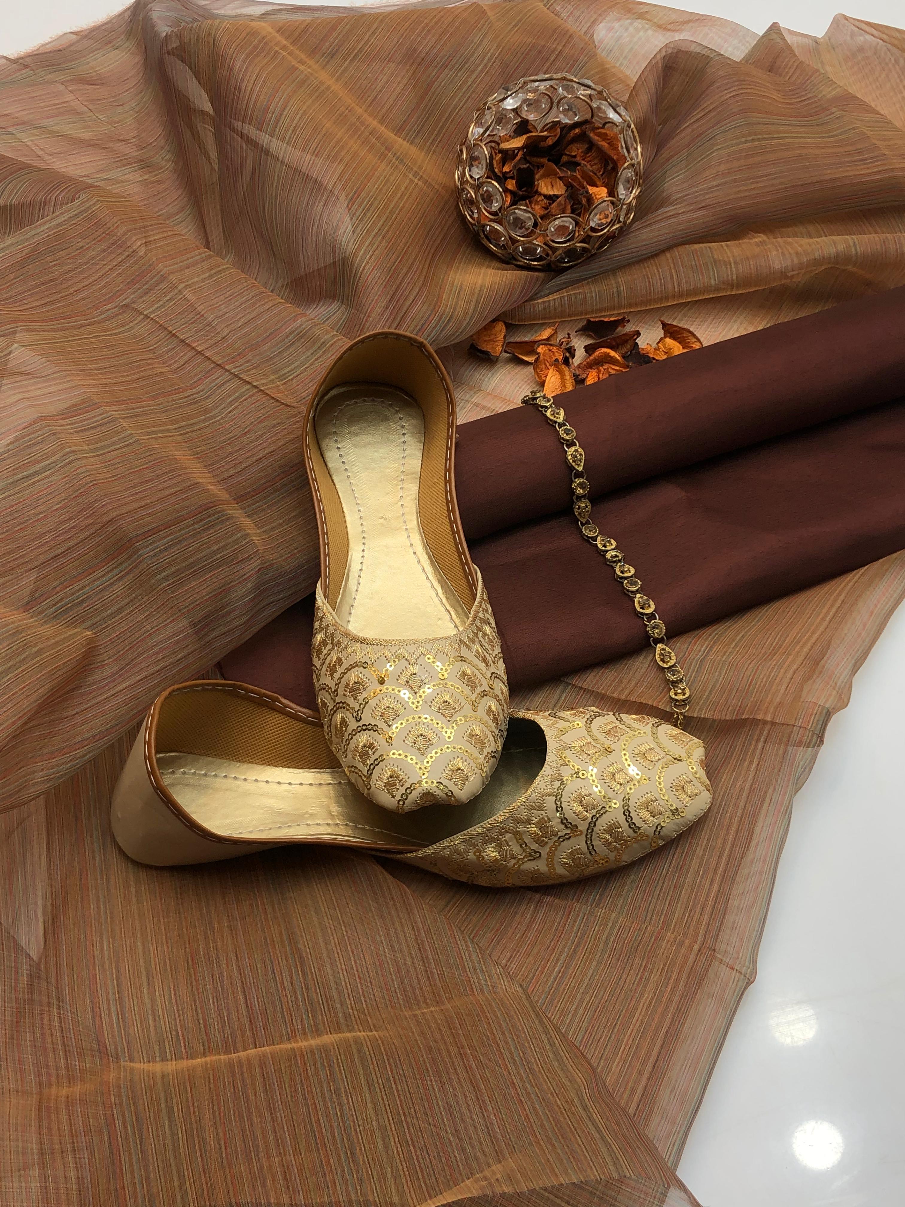 ✅Katan plan shirt
✅Organza zari border duppata 
✅Kataan silk trouser 
✅ with khusa