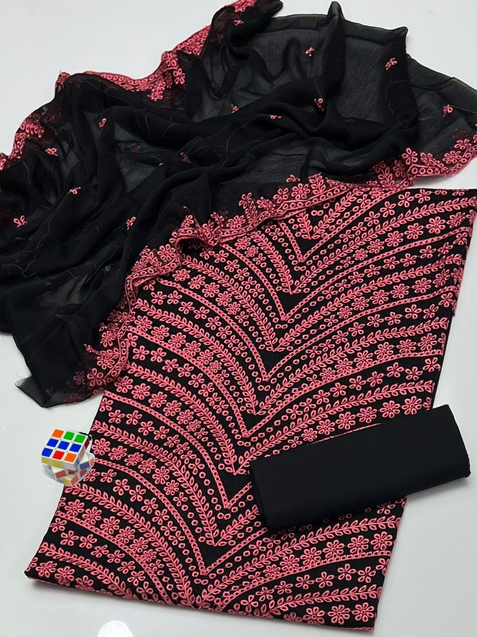 ❇️Stuff Lawn Cotton 
3pc Dress 👗 
❇️Shirt Chickenkari Boring All Over Embroidery 
❇️Dupataa Chiffon Cut Work Boring Embroidery 
❇️Plain Sleeves &  Trouser