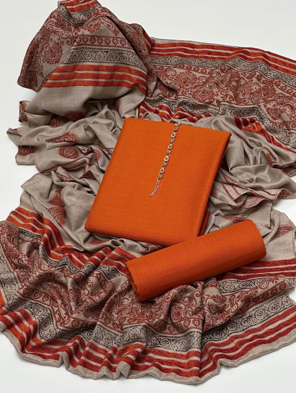 *Stuff: Marina*
Shirt & Trouser Marina plan Along...
Shawl Pashmina wool with Velvet Zari Straps work...
*✅ 3pc Suits..